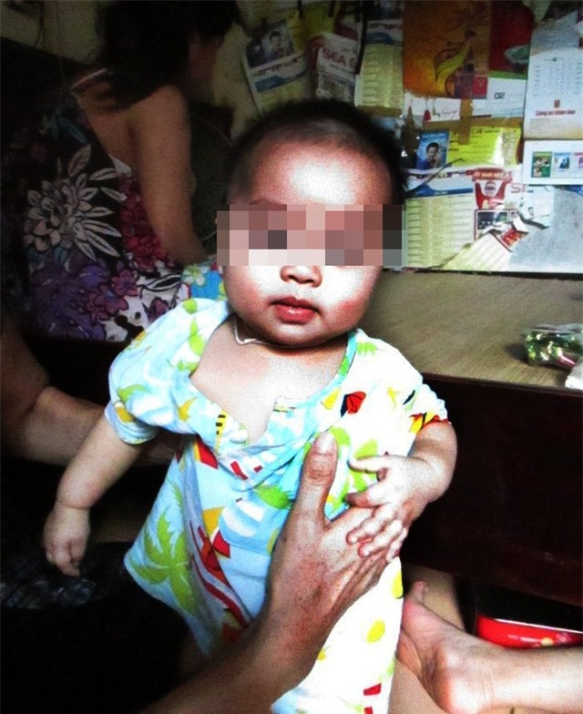 Cháu gái 7 tháng tuổi - niềm hạnh phúc muộn màng đối với bà Lưu. Ảnh: Nông Thuyết