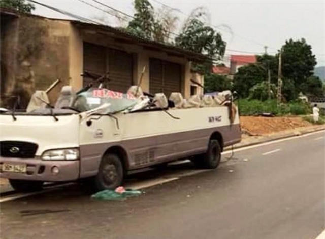 Xe ben “cứa” đứt nóc xe khách, 7 người nhập viện - Ảnh 1.