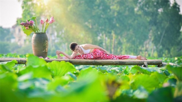 me tit bo anh yoga tuyet dep giua dam sen thom ngat hinh anh 9