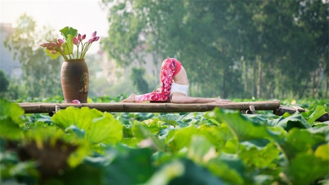 me tit bo anh yoga tuyet dep giua dam sen thom ngat hinh anh 12