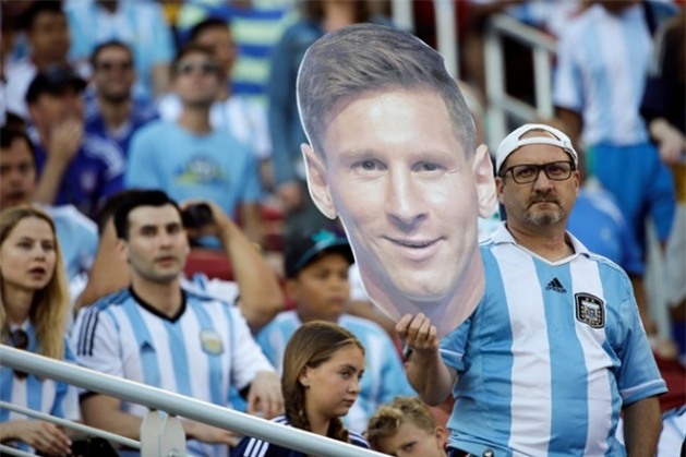 Nhiều khán giả mua vé tới sân xem Argentina-Chile chỉ vì để nhìn thấy Messi. Ảnh: Internet.