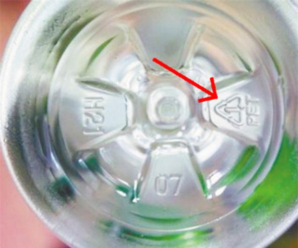 Những ai đang đựng nước trong chai nhựa đều cần lật ngược chai lại ngay, vì... - Ảnh 1.