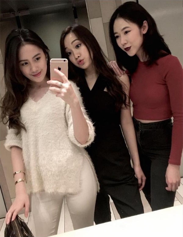 Và chơi cùng hội bạn là những tiểu thư nhà giàu có