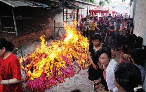 phu huynh tq dot hang tan huong de cau con thi do dh hinh anh 2