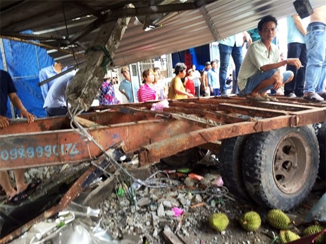 Ro-mooc tuot khoi xe dau keo dam thung bung mot phu nu hinh anh 1