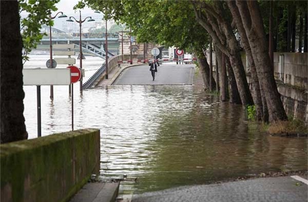 ngập lụt, sấm chớp, mưa lớn, London, Paris