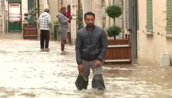 ngập lụt, sấm chớp, mưa lớn, London, Paris