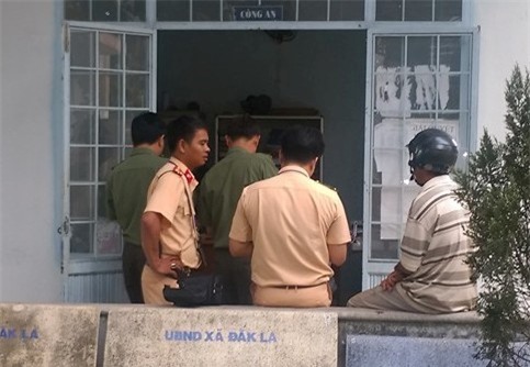 Con re chem gan dut lia tay cha vo hinh anh 1