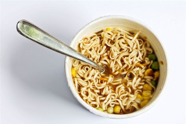 4 lí do khiến bạn muốn ngừng ăn mì tôm ngay và luôn
