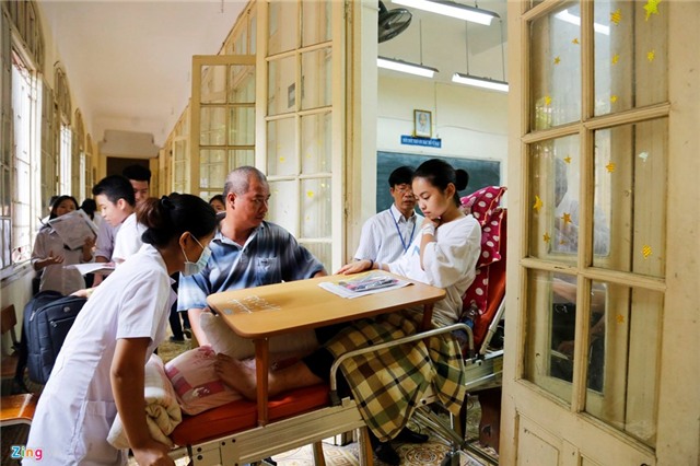 Di thi bang xe cuu thuong, ngoi giuong benh lam bai hinh anh 7