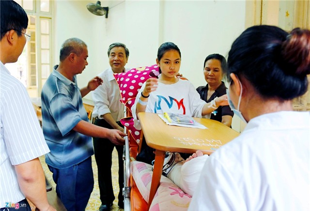 Di thi bang xe cuu thuong, ngoi giuong benh lam bai hinh anh 8