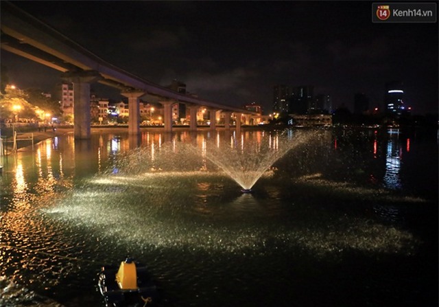 Trắng đêm xử lí tình trạng cá chết tại hồ Hoàng Cầu - Ảnh 13.