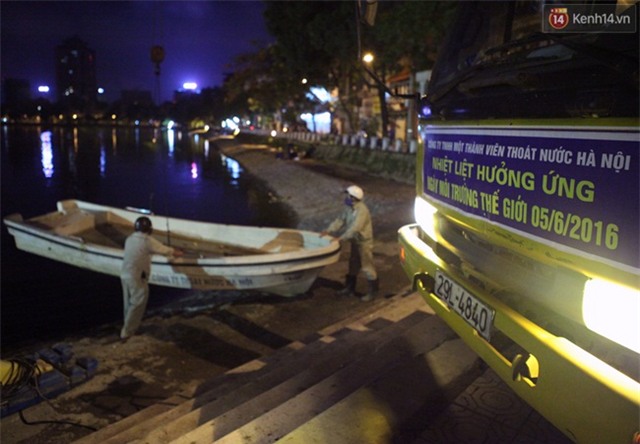 Trắng đêm xử lí tình trạng cá chết tại hồ Hoàng Cầu - Ảnh 2.