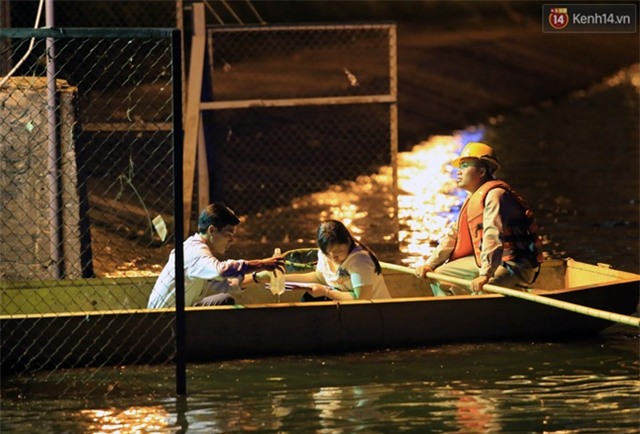 Trắng đêm xử lí tình trạng cá chết tại hồ Hoàng Cầu - Ảnh 4.