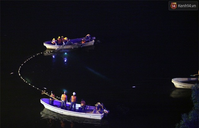Trắng đêm xử lí tình trạng cá chết tại hồ Hoàng Cầu - Ảnh 7.