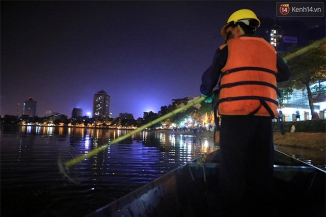 Trắng đêm xử lí tình trạng cá chết tại hồ Hoàng Cầu - Ảnh 8.