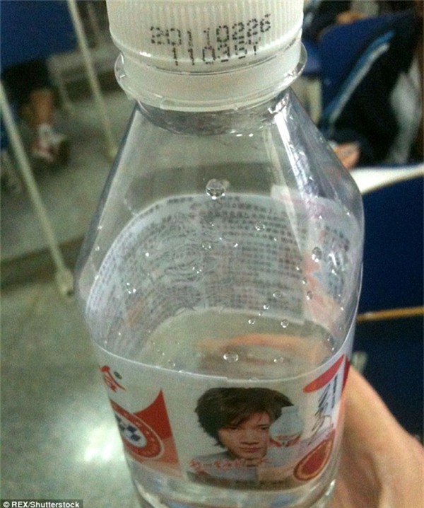 Đây là lí do thầy cô giám thị không cho mang chai nước vào phòng thi nữa.(Ảnh: Internet)