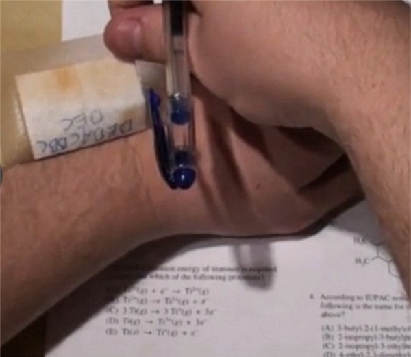 Phút trước còn là miếng cao dán và chỉ vài phút sau, ô kìa, đáp án đây rồi!(Ảnh: Internet)