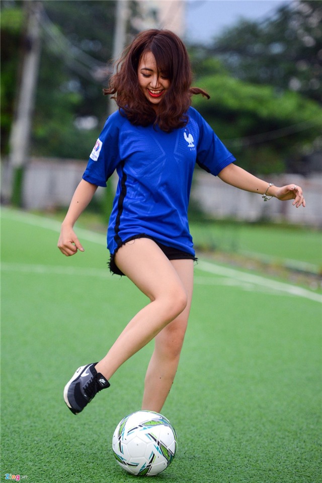 Nu sinh co vu tuyen Phap va me Giroud vi dep trai hinh anh 10