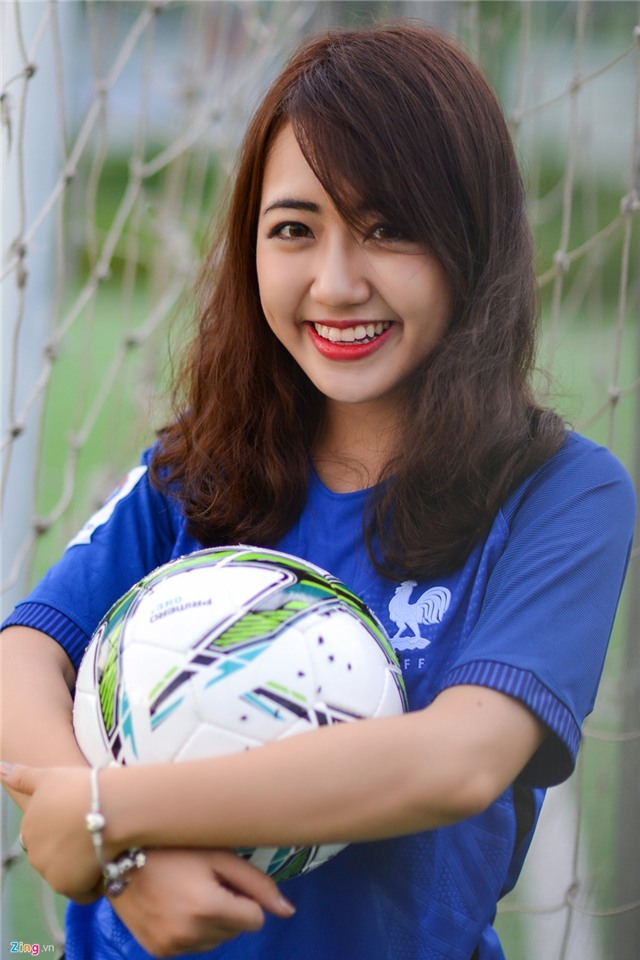 Nu sinh co vu tuyen Phap va me Giroud vi dep trai hinh anh 11