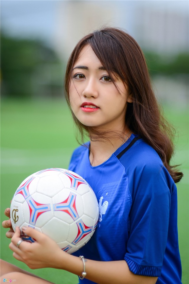 Nu sinh co vu tuyen Phap va me Giroud vi dep trai hinh anh 5