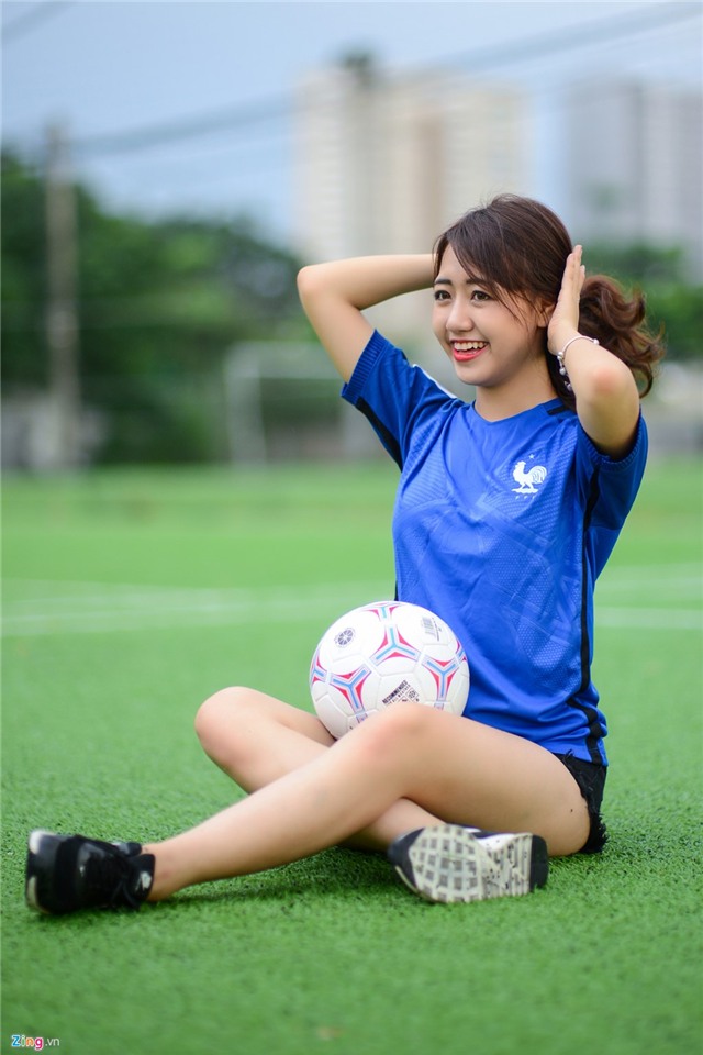 Nu sinh co vu tuyen Phap va me Giroud vi dep trai hinh anh 6