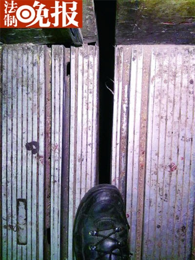 Thang máy đột ngột khởi động nuốt chân người, kéo lê 15 tầng - Ảnh 1.