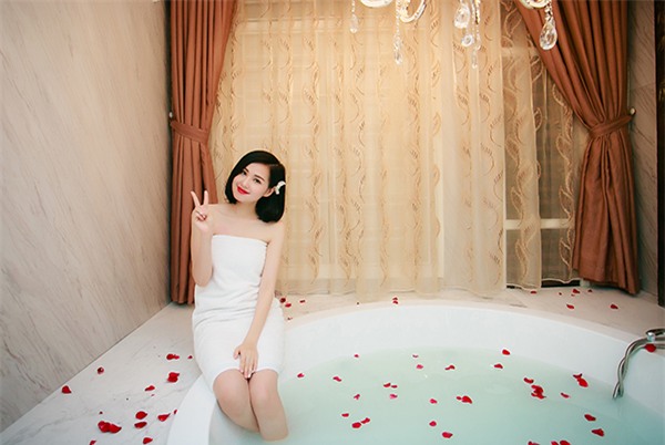 tam-tit-dien-ao-hai-day-tre-nai-khoe-da-trang-non-7