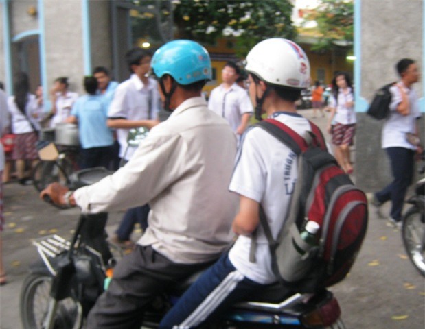 Học thêm là một nhu cầu có thực của phụ huynh và học sinh. (Trong ảnh: Phụ huynh đón con học thêm tại một trung tâm bồi dưỡng văn hóa)