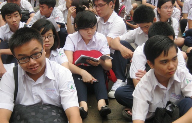 Học sinh phải căng mình học chính khóa, học thêm để chạy theo áp lực từ chương trình