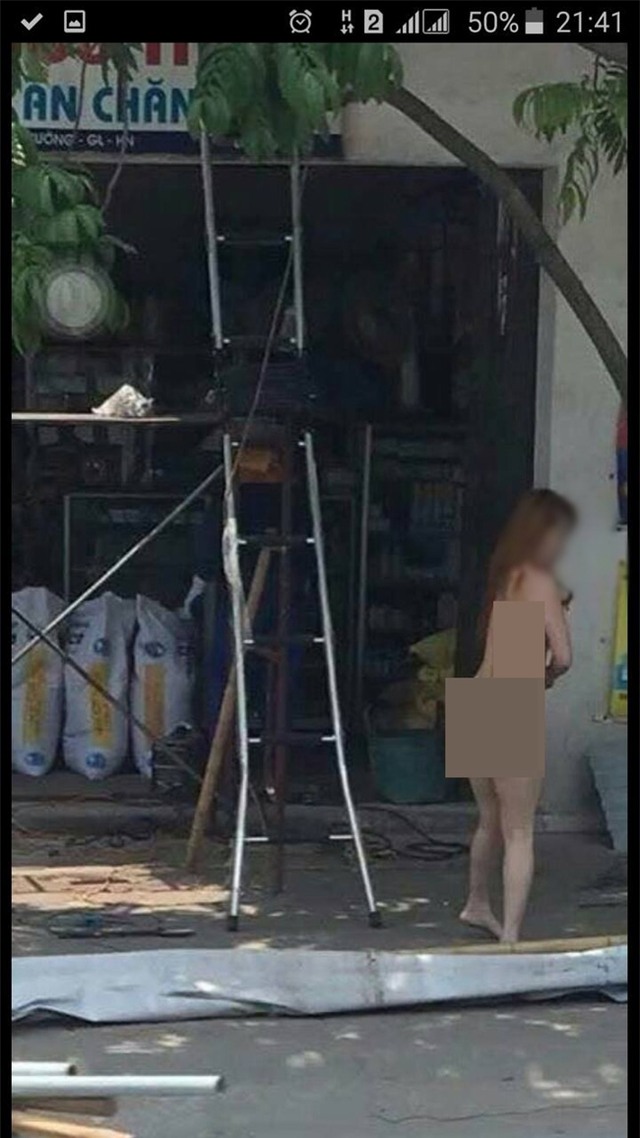 Hà Nội: Clip cô gái nghi ngáo đá khỏa thân đi lại trên đường gây xôn xao - Ảnh 1.