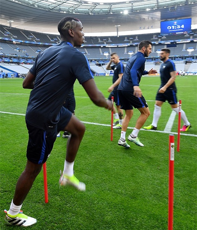 Pogba khoe kieu toc la truoc tran mo man Euro hinh anh 1
