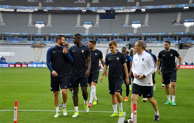 Pogba khoe kieu toc la truoc tran mo man Euro hinh anh 10