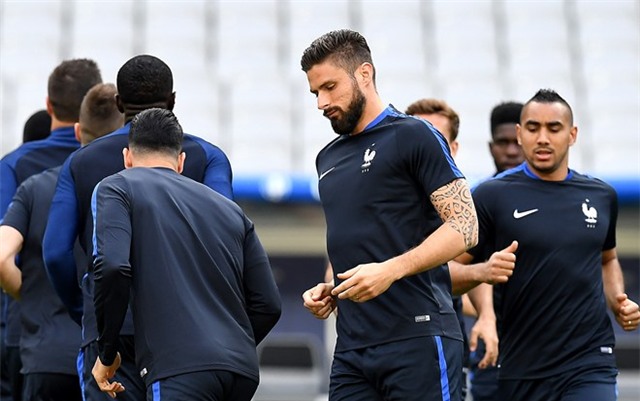 Pogba khoe kieu toc la truoc tran mo man Euro hinh anh 5