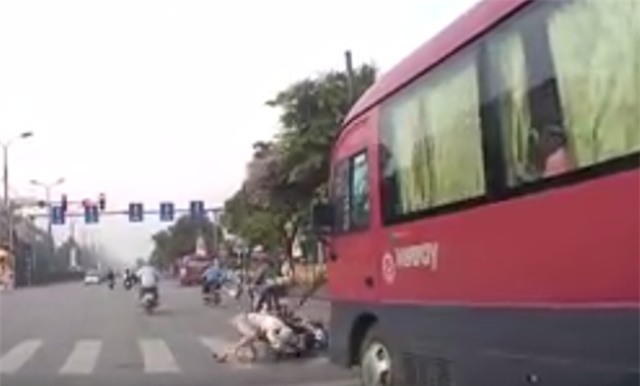 Clip: Người phụ nữ dừng đèn đỏ bị xe khách phía sau hất tung lên trời - Ảnh 2.