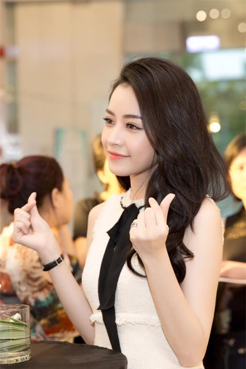Xu hướng trang điểm tự nhiên, trong suốt khiến sao Việt mê mẩn