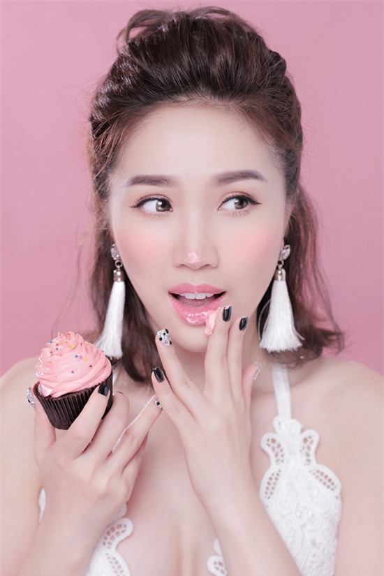 Xu hướng trang điểm tự nhiên, trong suốt khiến sao Việt mê mẩn