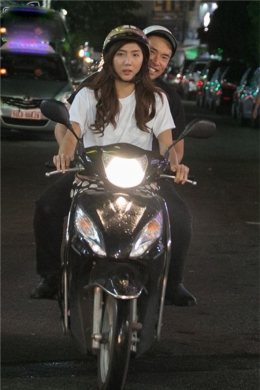 Ngọc Quyên đưa ông xã đi chơi bằng chiếc xe ga giản dị trên đường phố Sài Gòn. - Tin sao Viet - Tin tuc sao Viet - Scandal sao Viet - Tin tuc cua Sao - Tin cua Sao