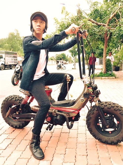 Là một trong những nam MC giàu có nhất nhì V-biz nhưng Trấn Thành đôi lúc cũng thích sử dụng các phương tiện bình dân. - Tin sao Viet - Tin tuc sao Viet - Scandal sao Viet - Tin tuc cua Sao - Tin cua Sao