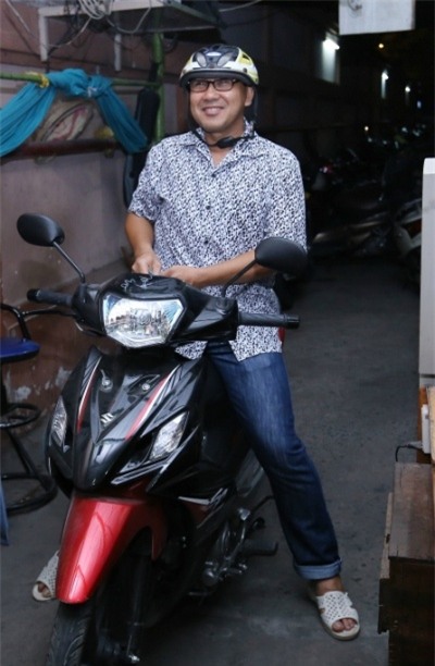 Quyền Linh đi dép tổ ong, chạy xe máy tới buổi tổng duyệt một chương trình. - Tin sao Viet - Tin tuc sao Viet - Scandal sao Viet - Tin tuc cua Sao - Tin cua Sao