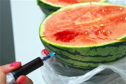 Cảnh báo tình trạng dưa hấu bị tiêm thuốc ở Trung Quốc - Ảnh 2.