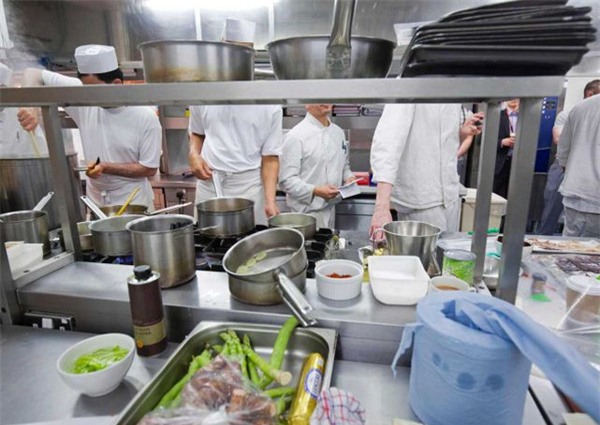 Bí mật bên trong nhà hàng khỏa thân đầu tiên trên thế giới - Ảnh 1.