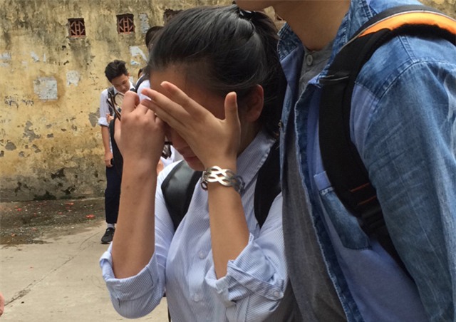 Một thí sinh khóc nức nở ngay sau khi kết thúc thi môn Hóa học ở điểm thi Trường THPT Chu Văn An (ảnh: M. H)