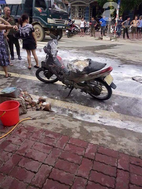 Hòa Bình: Xe máy bốc cháy dữ dội gần bưu điện huyện