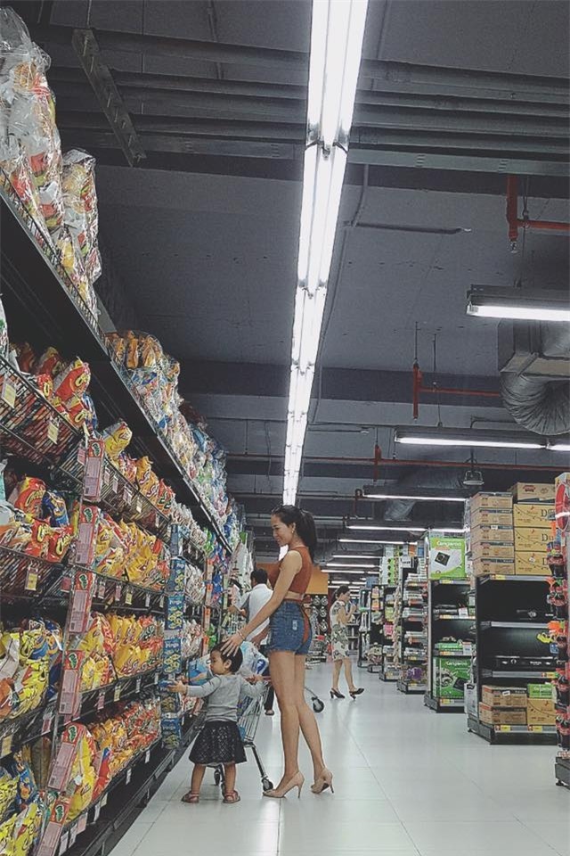 Hot girl nổi tiếng 1 thời đã thay đổi như thế nào sau khi làm mẹ? - Ảnh 2.