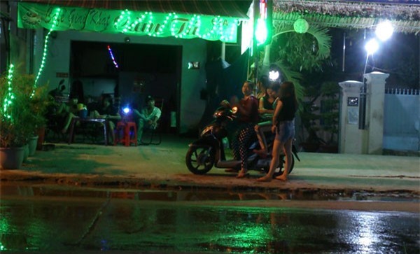 Đi xin việc tại trung tâm được chở ngay đến quán cafe đèn mờ - Ảnh 1.