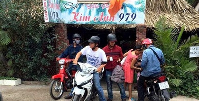 Đi xin việc tại trung tâm được chở ngay đến quán cafe đèn mờ - Ảnh 3.