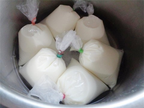 Làm sữa chua túi thơm mịn bé nào cũng thích