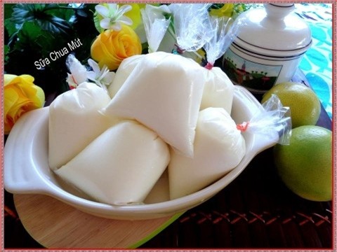 Làm sữa chua túi thơm mịn bé nào cũng thích