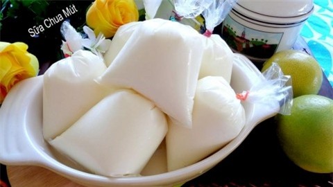 Làm sữa chua túi thơm mịn bé nào cũng thích